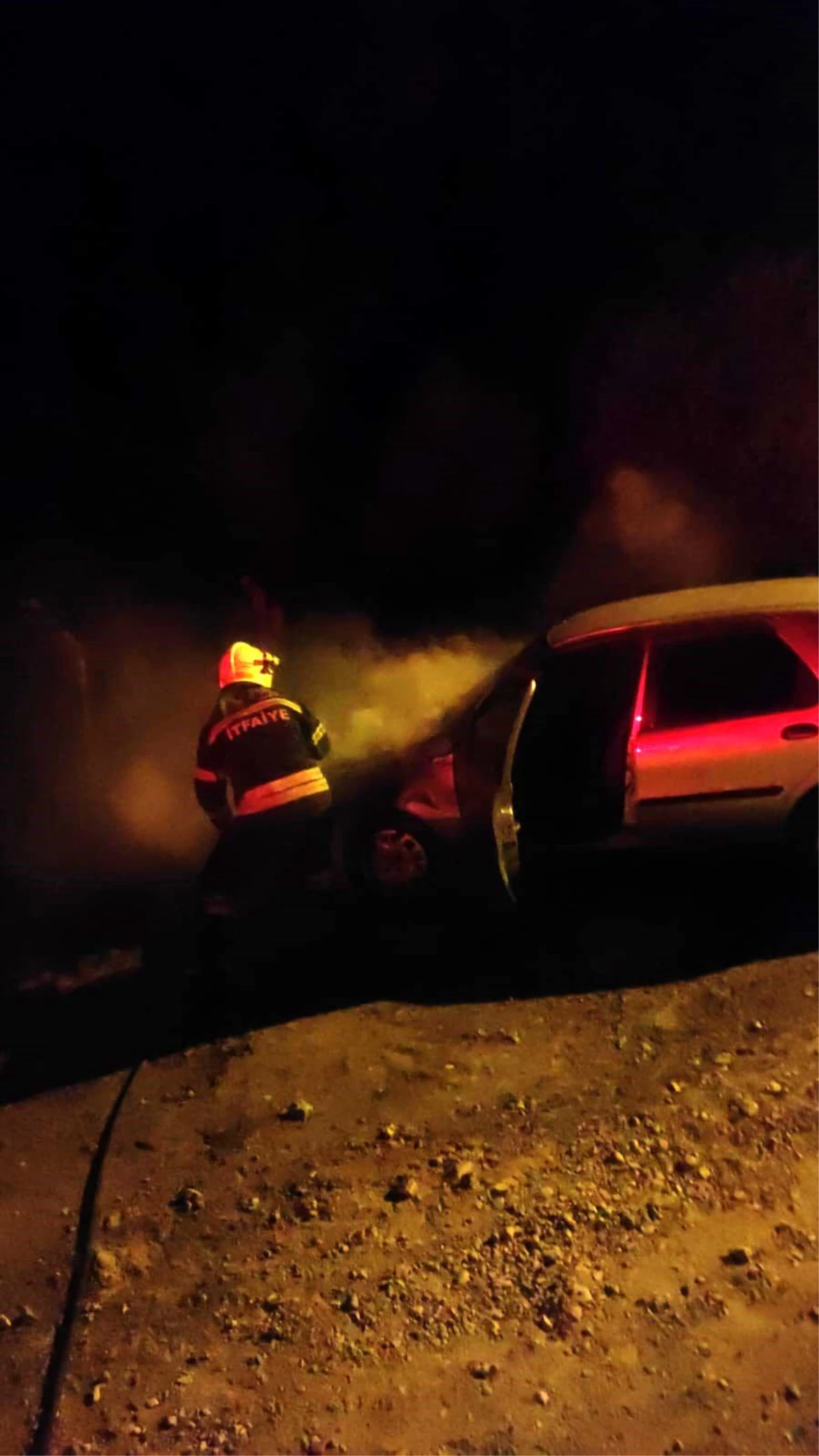 Muğla'da park halindeki otomobilde yangın çıktı