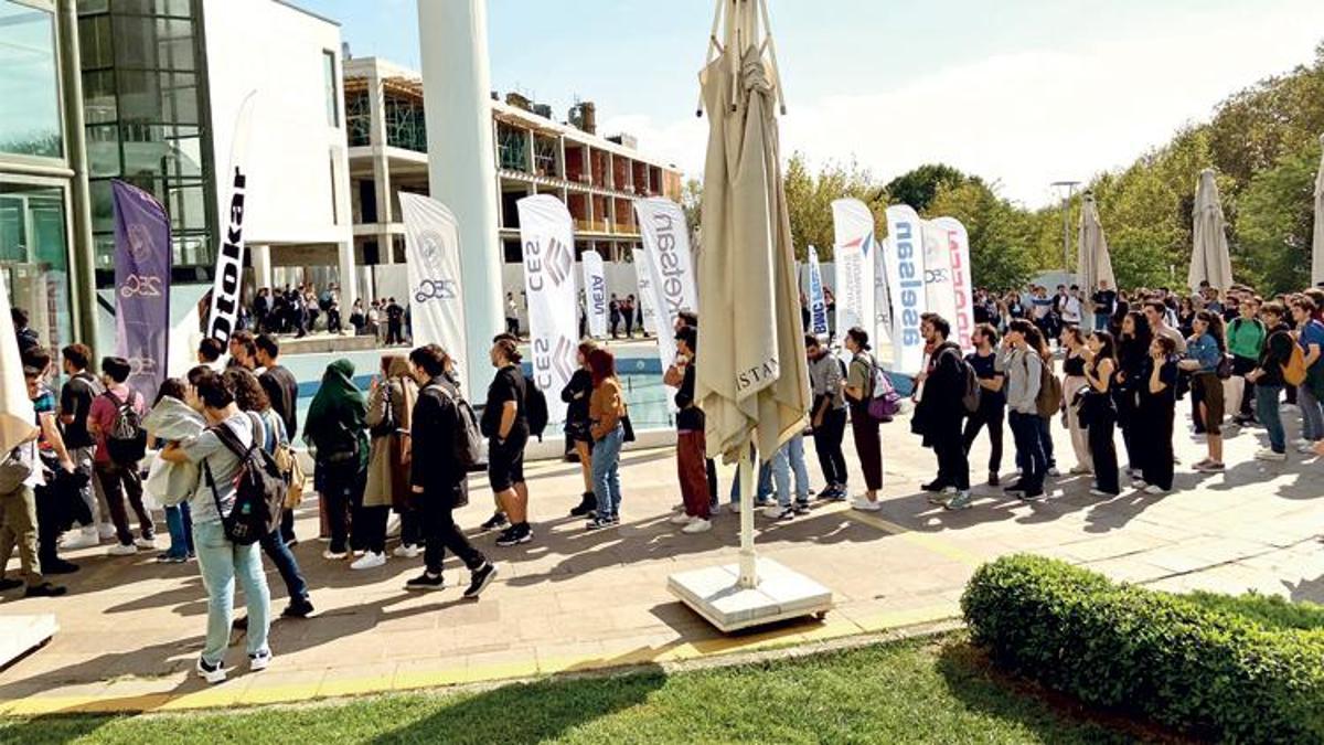 Öğrencilerden yoğun ilgi... Astronot kuyruğu