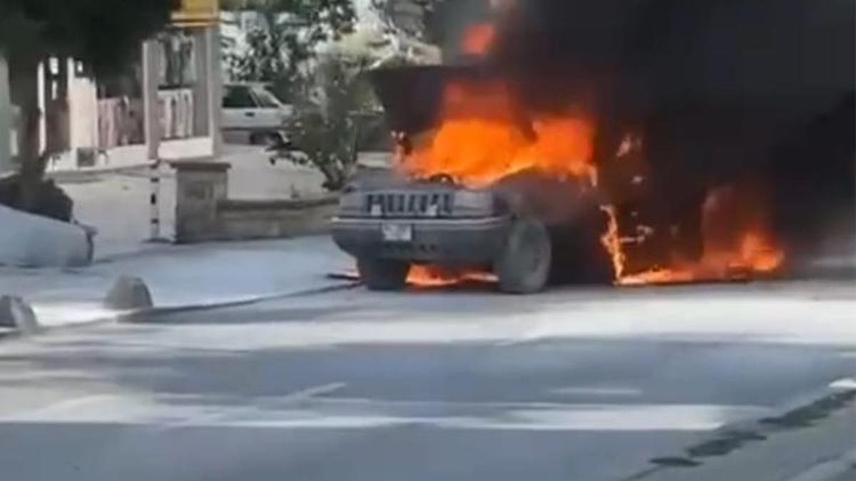 Park halindeki otomobil alev alev yandı