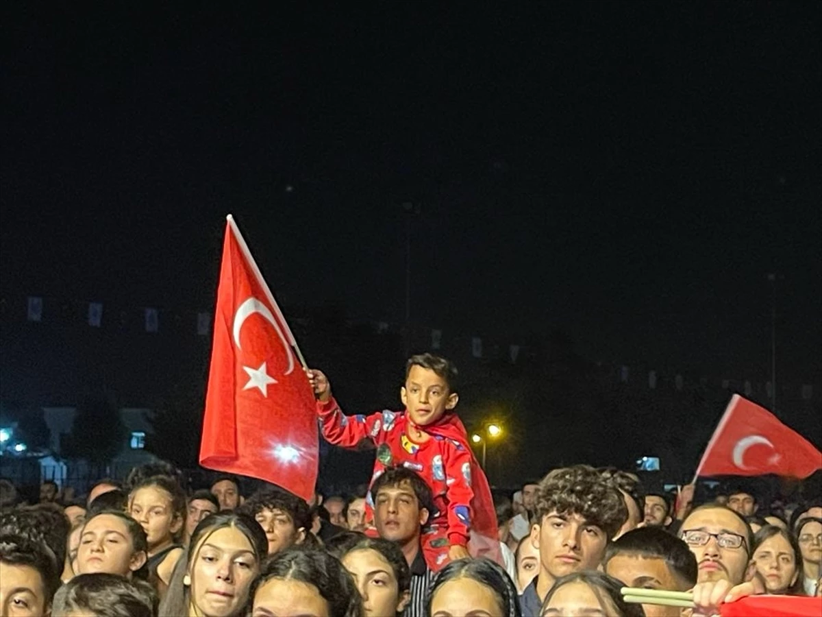 Pinhani Grubu Adana'da 100. Yıl Cumhuriyet Konserleri'nde Sahne Aldı