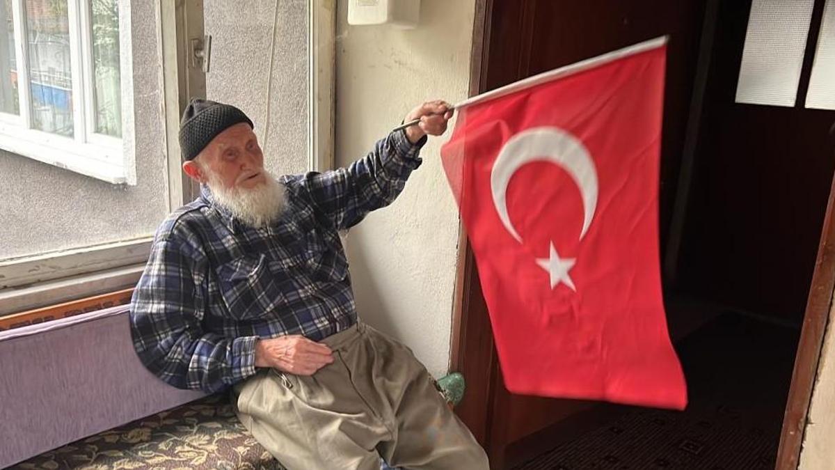 Recep Dede 100 yaşında...  Cumhuriyet'le aynı yaşta olmanın mutluluğunu yaşıyor