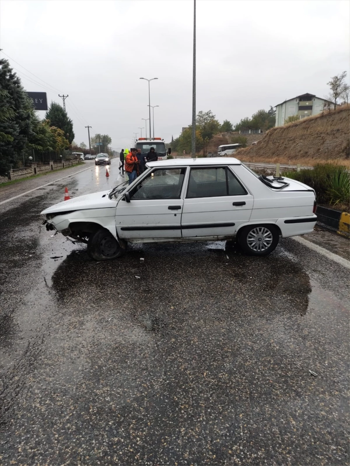 Safranbolu'da refüje çarpan otomobilin sürücüsü yaralandı