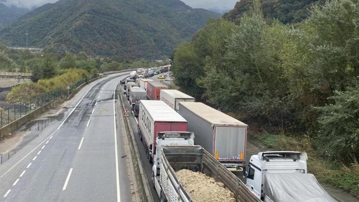 Sakarya'da zincirleme kaza! İki istikamette de yol trafiğe kapatıldı