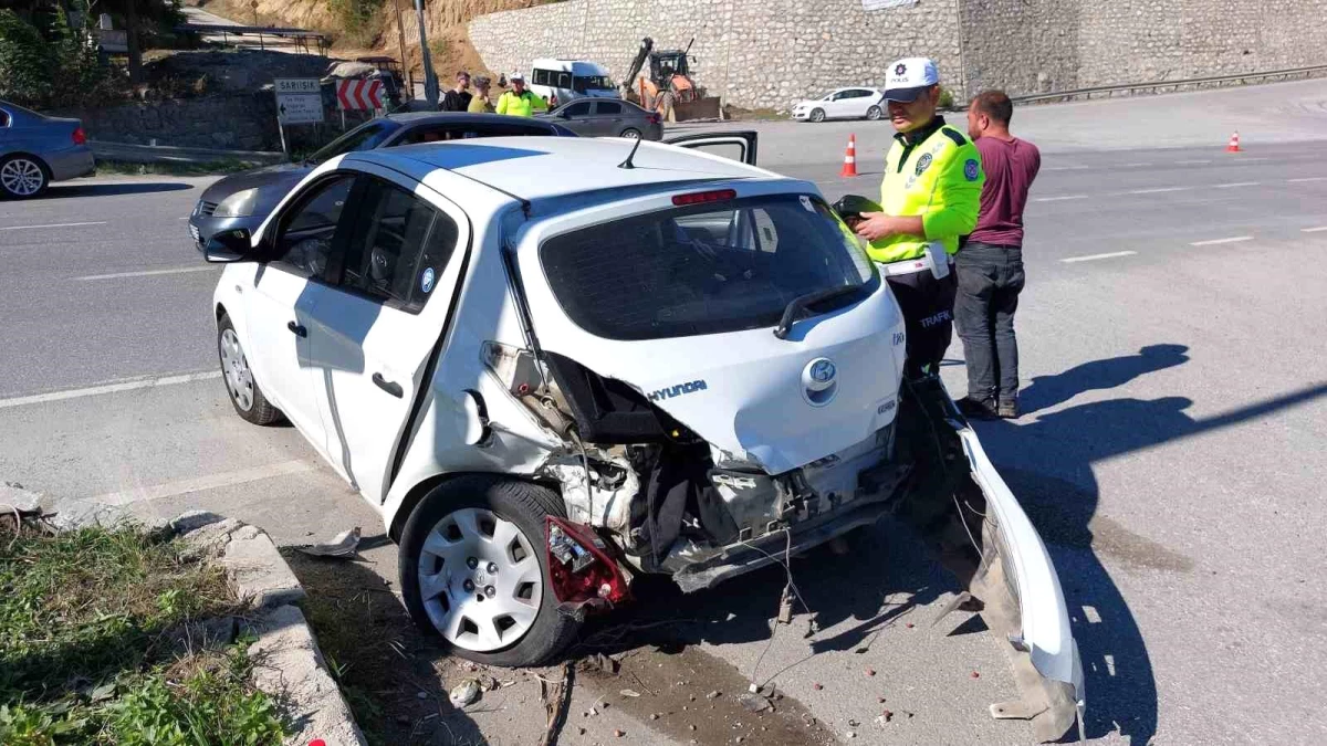 Samsun'da kavşakta iki otomobilin çarpıştığı kaza maddi hasarla atlatıldı