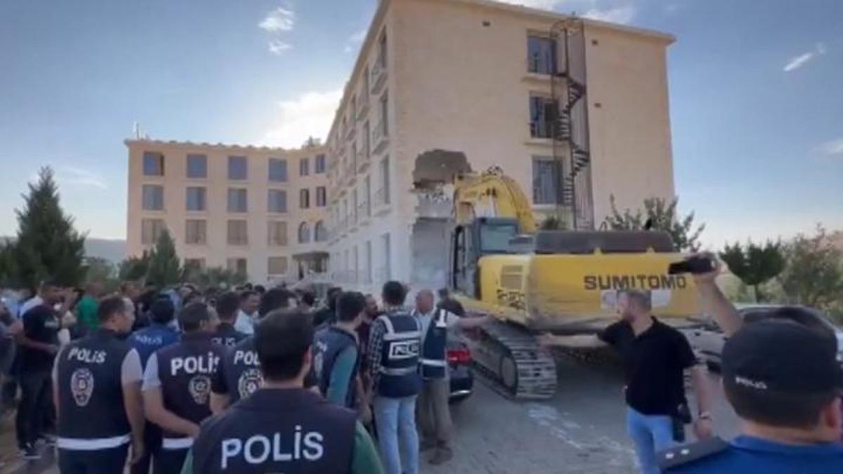 Şanlıurfa'da otel yıkımında gerginlik! Kendilerini odalara kilitlediler, yıkıma ara verildi