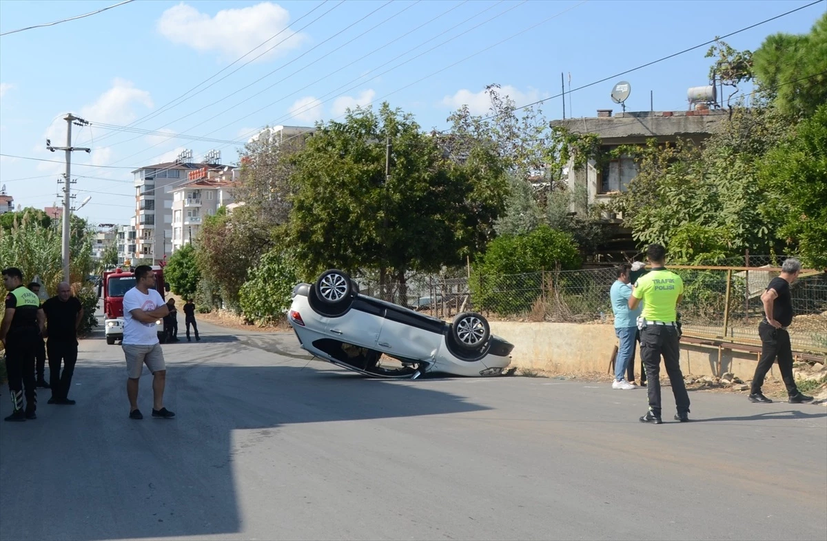 Serik'te otomobil bahçe kapısına çarptı: 2 yaralı