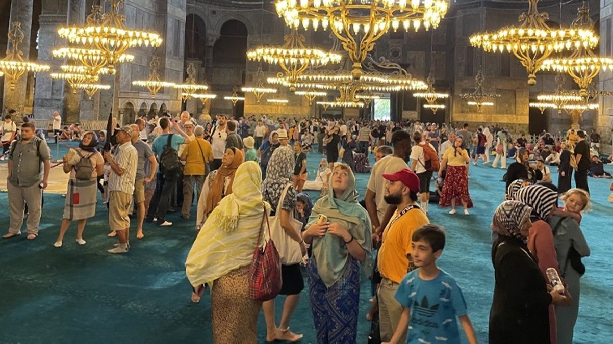 Son Dakika: Bakan tarih verdi! Ayasofya Camii'ne girişler yabancı turistler için ücretli olacak