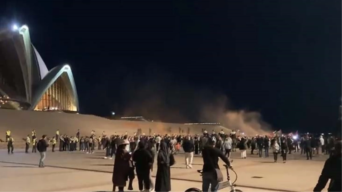 Sydney Opera Binası'nın İsrail bayrağı renkleriyle aydınlatılması protesto edildi