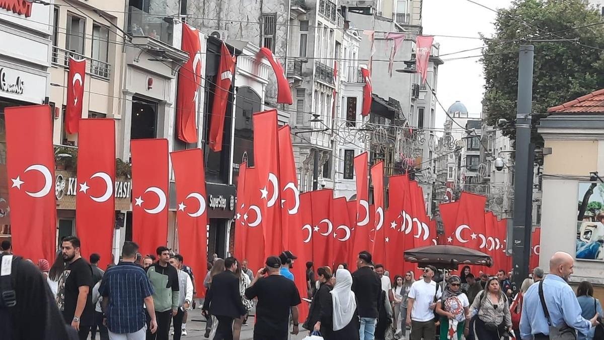 Taksim yüzüncü yıla özel Türk bayraklarıyla donatıldı