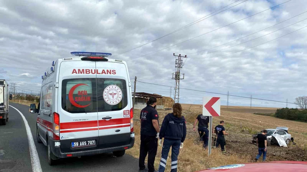 Tekirdağ Çorlu'da Otomobil Gübre Öbeğine Çarptı