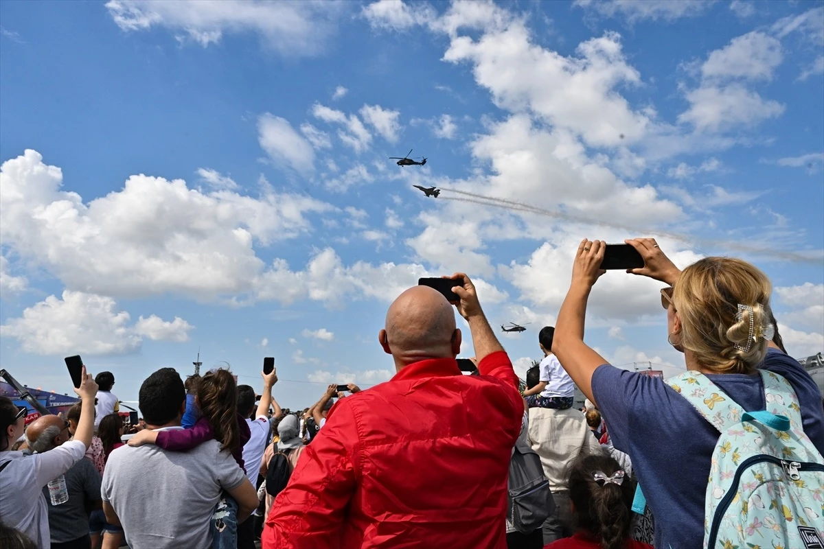 TEKNOFEST İzmir'de Hava Gösterileri İlgiyle İzlendi