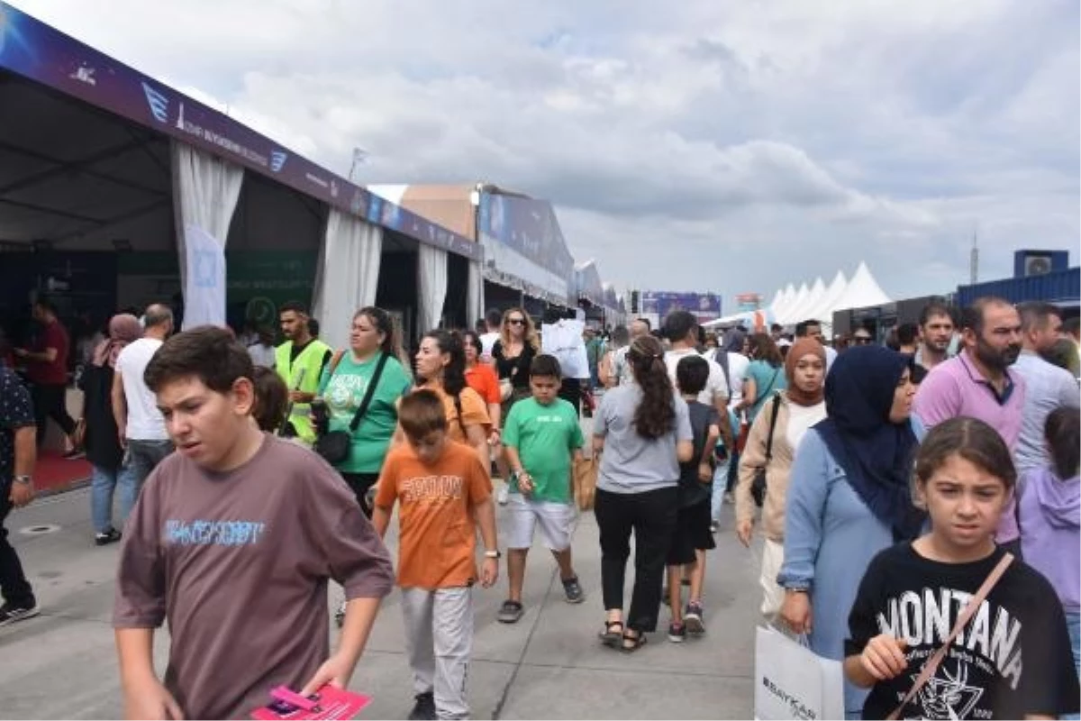 TEKNOFEST İzmir'de Hava Gösterileri ve Renkli Görüntüler