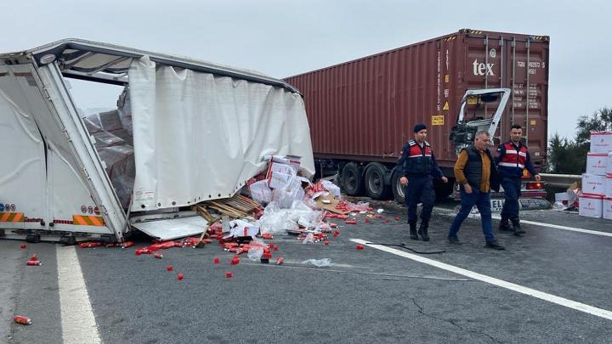 TEM Otoyolu'nda TIR ile kamyon çarpıştı! Yol trafiğe kapandı