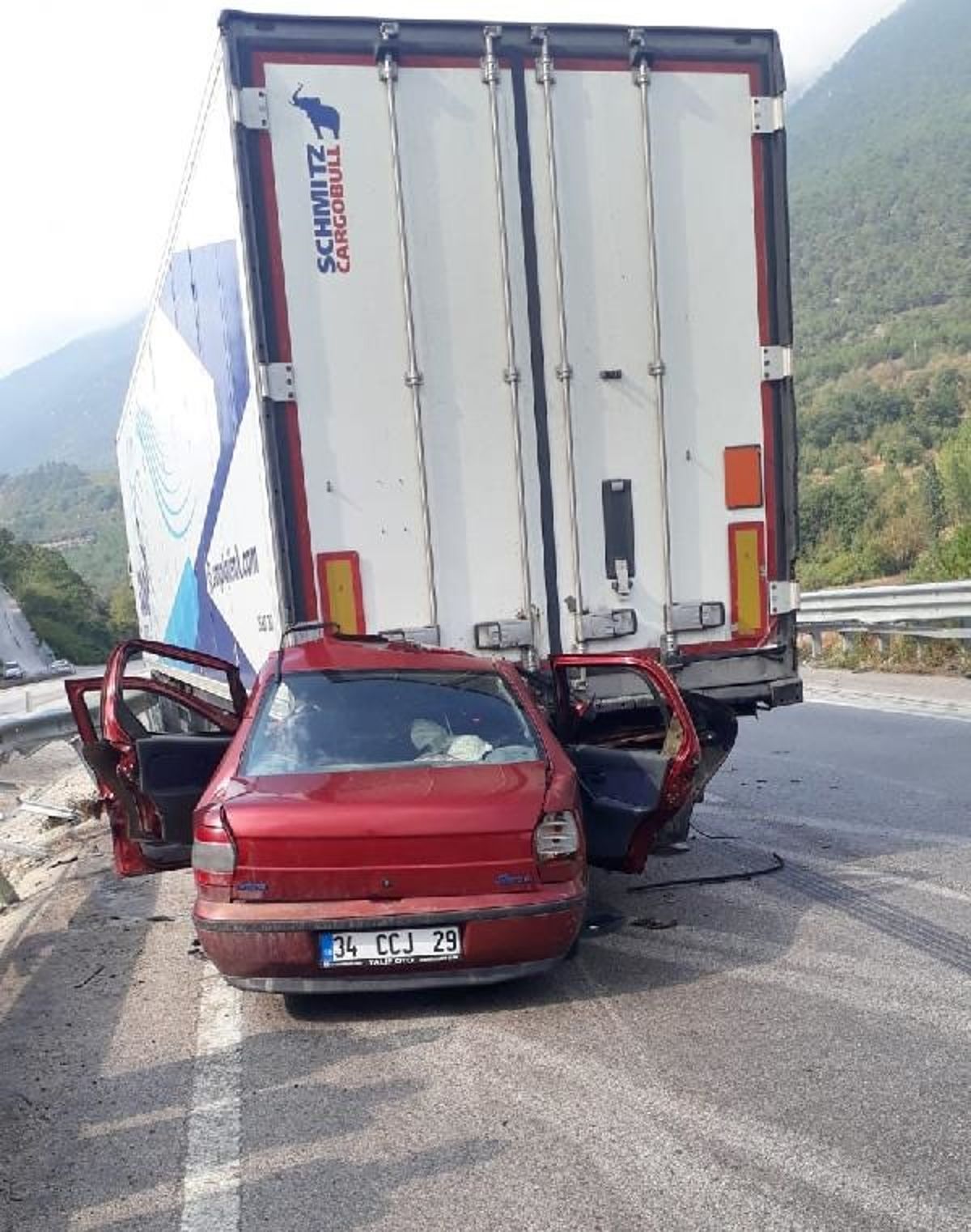 TOKAT'ta Otomobilin TIR'a Arkadan Çarptığı Kazada 3 Kişi Hayatını Kaybetti