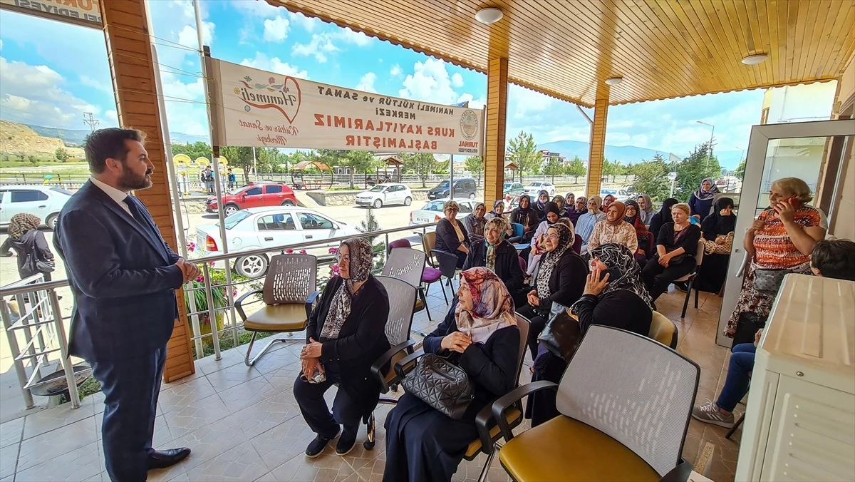 Turhal Belediyesi Hanımeli Kültür ve Sanat Merkezi'nde Kadınlara Kurs Veriliyor