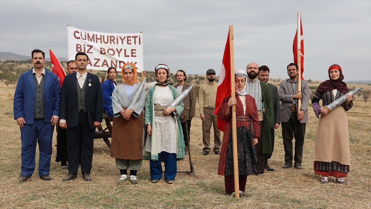 Uşak'ta Cumhuriyet'in 100. yılında tarihi fotoğraf canlandırıldı