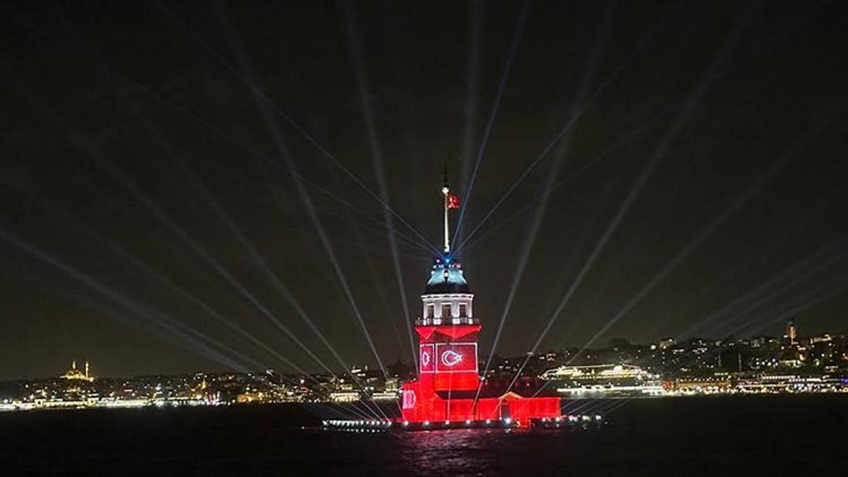 Üsküdar'da Kız Kulesi'nde ışık gösterileri bugün de sürecek