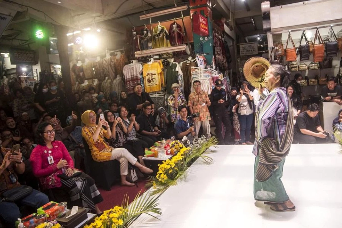 Yogyakarta'da Bringharjo Moda Günü düzenlendi