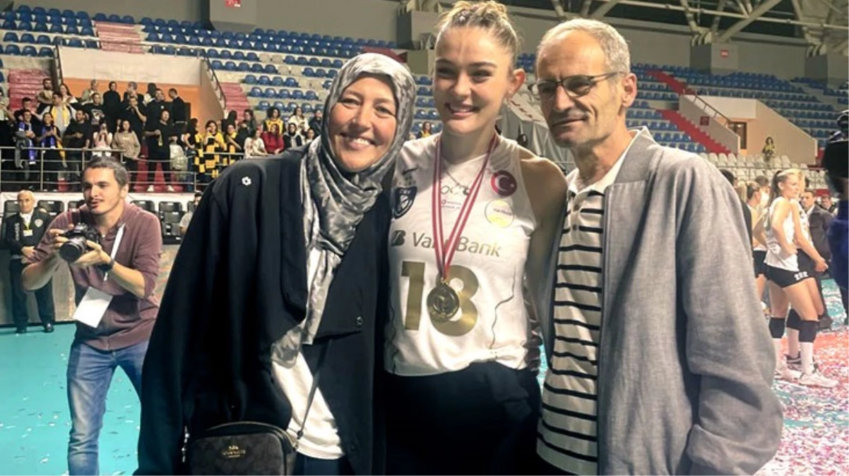 Zehra Güneş'in ailesiyle çektirdiği fotoğraf olay oldu! Herkes babasını ABD'li ünlü oyuncuya benzetti