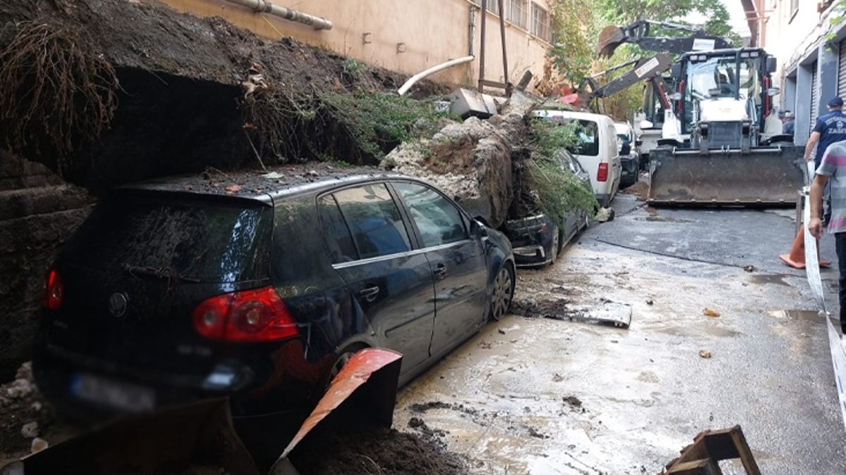 Zeytinburnu'nda istinat duvarı araçların üzerine çöktü! 4 otomobilde büyük hasar oluştu