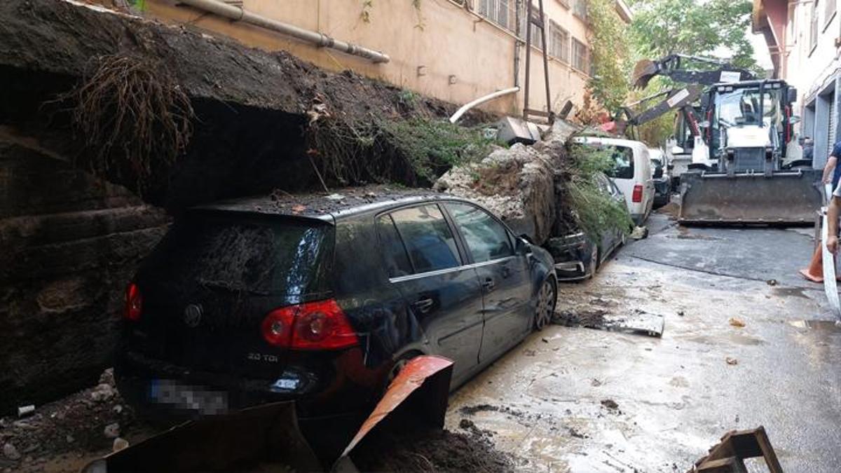 Zeytinburnu'nda istinat duvarı çöktü: 4 araçta hasar meydana geldi