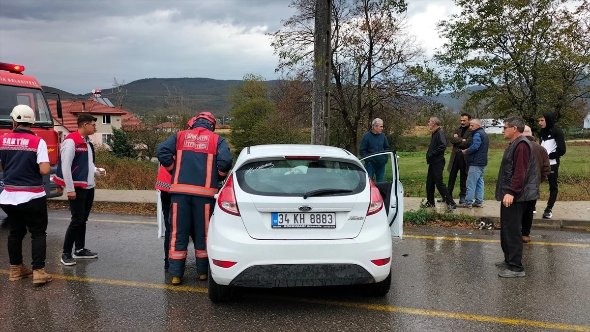 Akyazı'da Aydınlatma Direğine Çarpan Otomobilde 6 Kişi Yaralandı