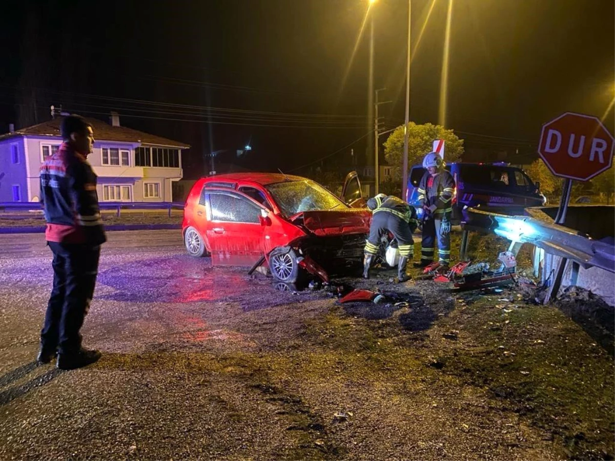 Amasya'da otomobil bariyerlere çarptı, sürücü yaralandı