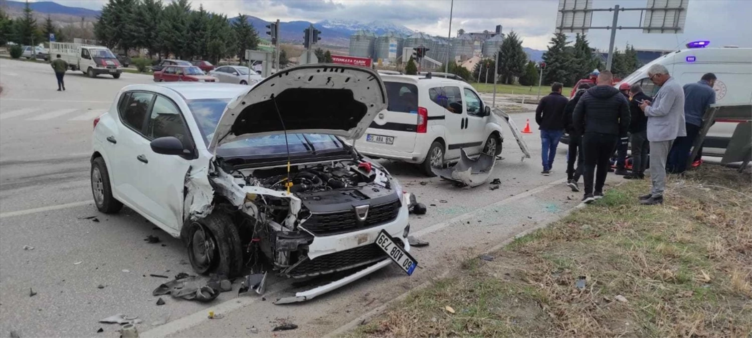 Amasya'da otomobil ile hafif ticari araç çarpıştı: 3 yaralı