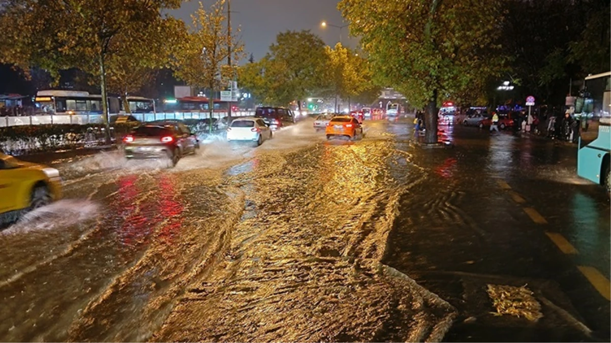 Ankara'da sağanak yağışın ardından cadde ve sokaklar göle döndü