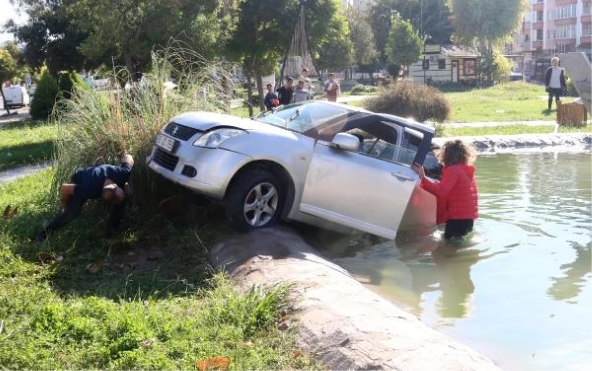 Antalya'da park içindeki havuza düşen otomobilde sürücü kendi imkanları ile kurtuldu