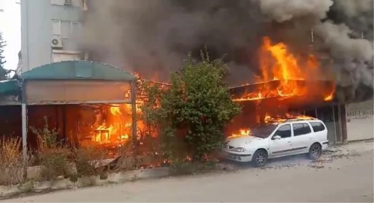 Antalya'da Restoran Yangınında Otomobil Yanarak Kullanılamaz Hale Geldi