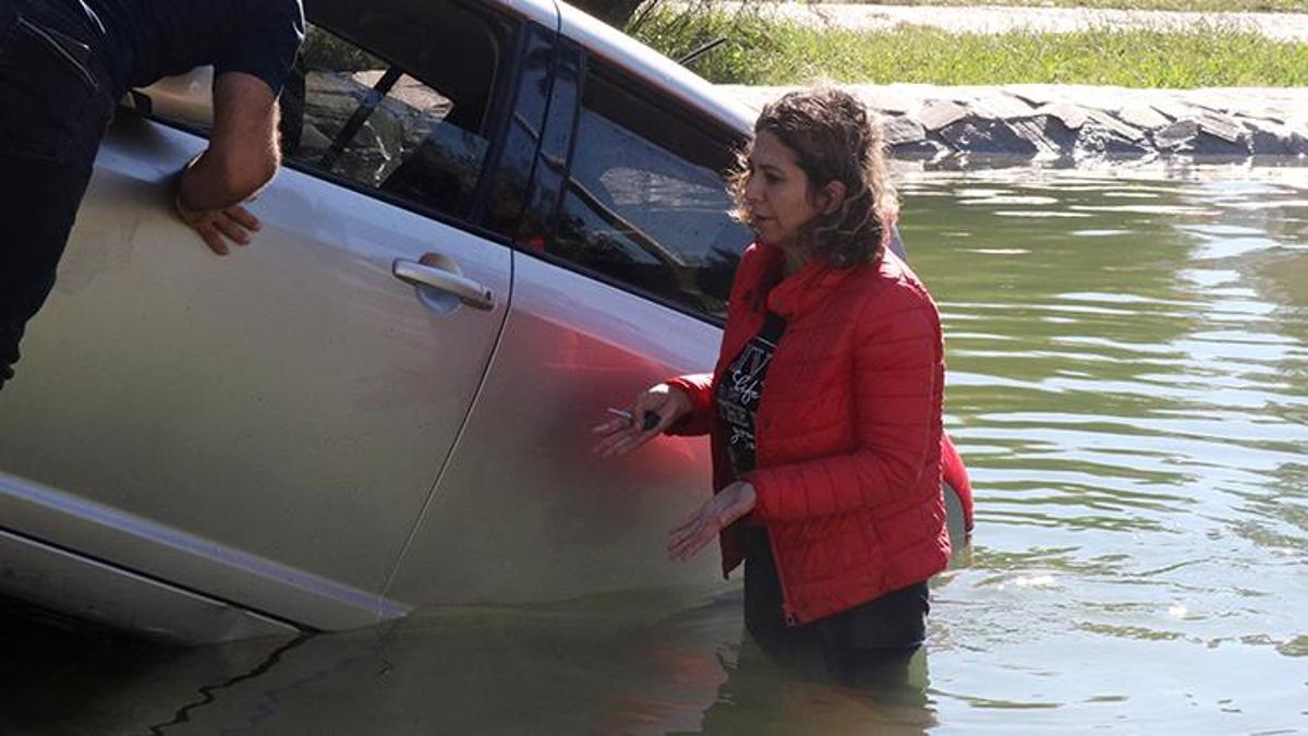 Antalya'da şaşırtan görüntü! Otomobil, parktaki havuza düştü