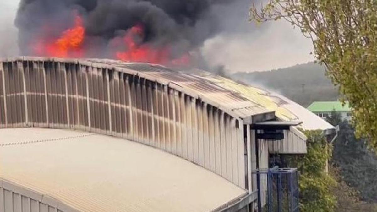 Arnavutköy'de fabrika yangını: Çok sayıda ekip bölgede