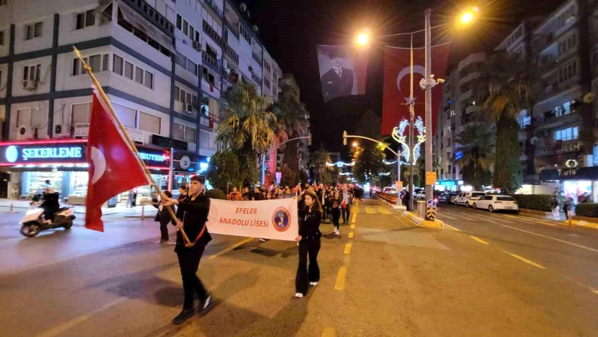 Aydın Efeler Anadolu Lisesi'nden Atatürk'e Saygı Yürüyüşü