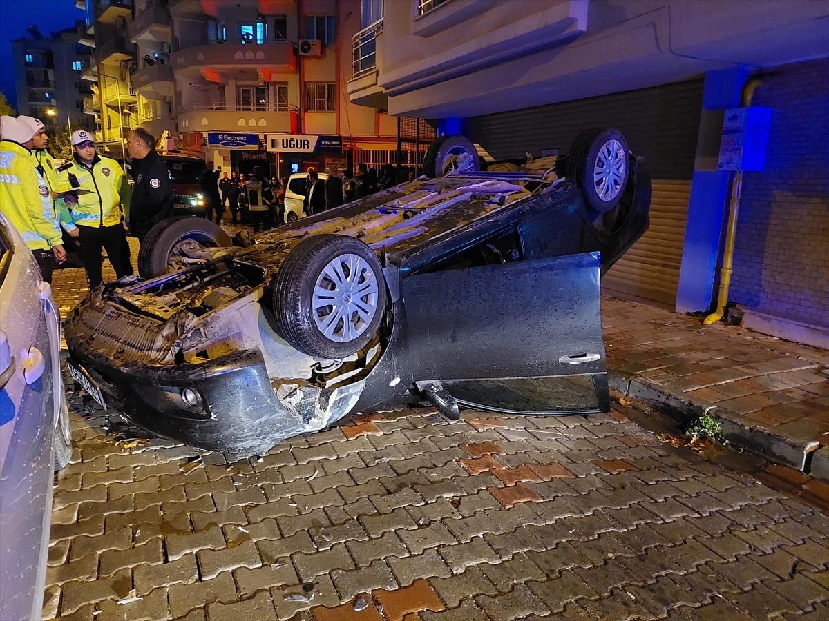 Aydın'da alkollü sürücü park halindeki otomobile çarptı