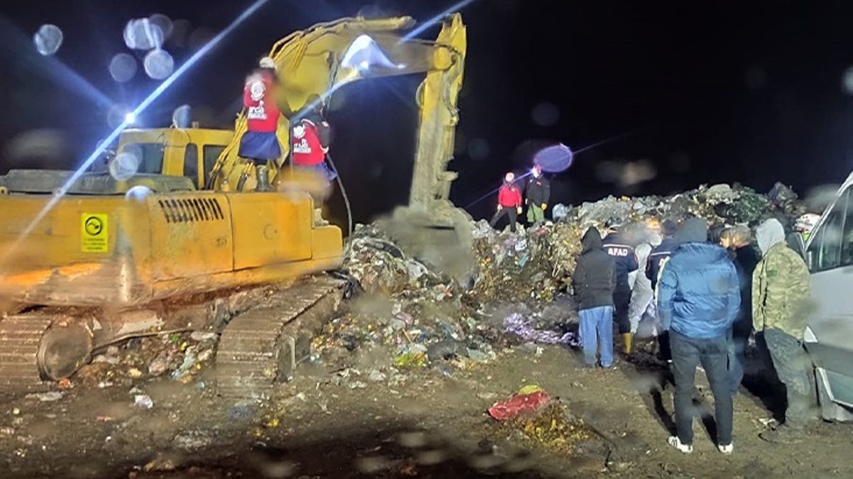 Belediye işçisi geri dönüşüm tesisinde çöp yığını altında kaldı