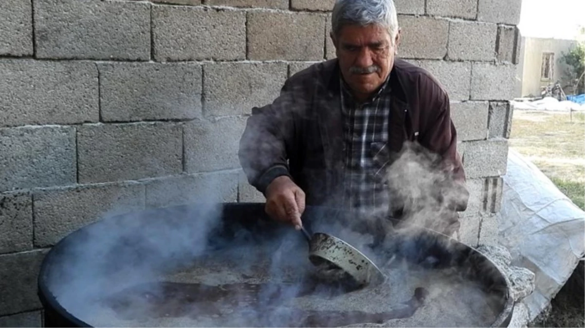 Binbir zahmetle üretilen defne yağının litresi 200 liradan satılıyor