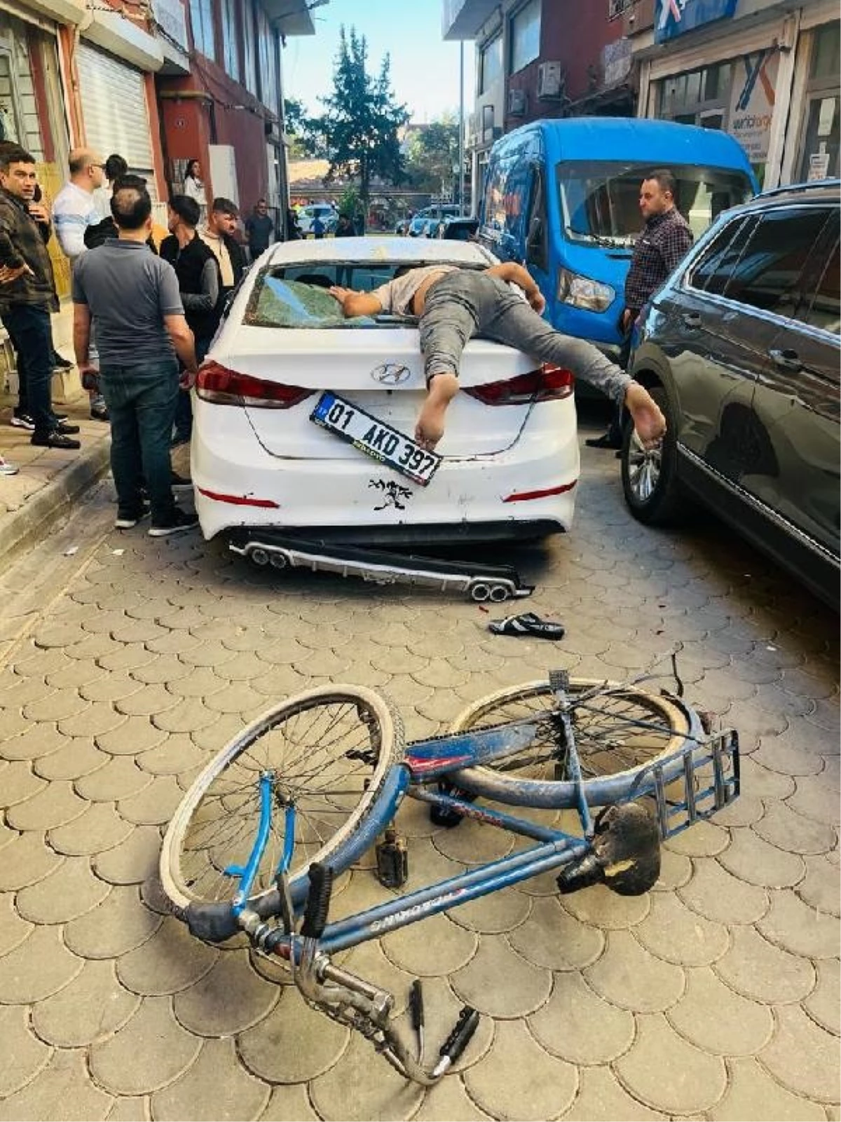 Bisiklet sürücüsü otomobile çarptı, yaralandı