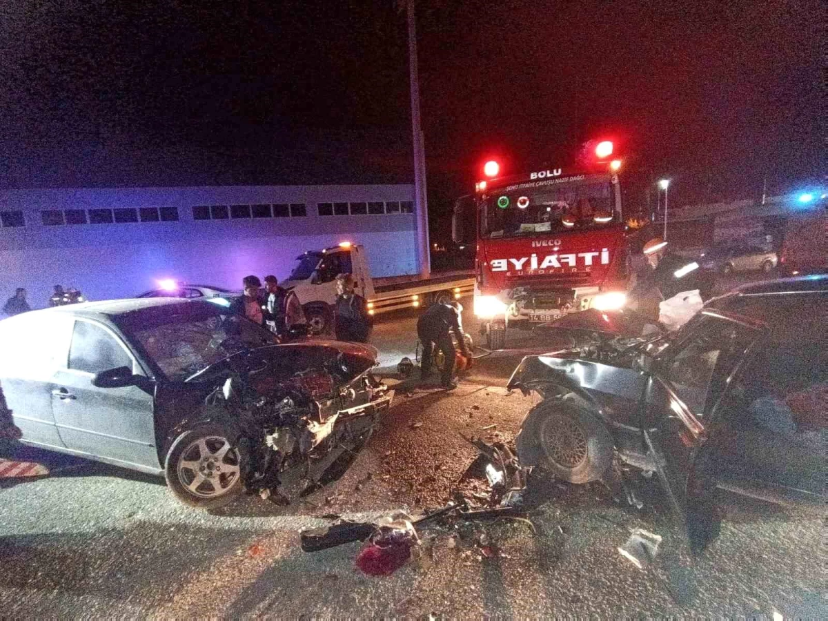 Bolu'da kafa kafaya çarpışan otomobillerde sürücü sıkıştı