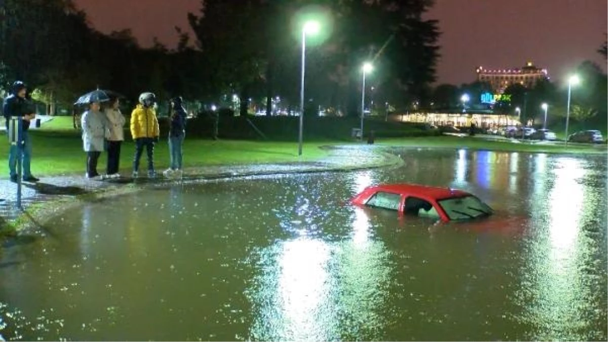 Bursa'da Otomobil Süs Havuzuna Düştü