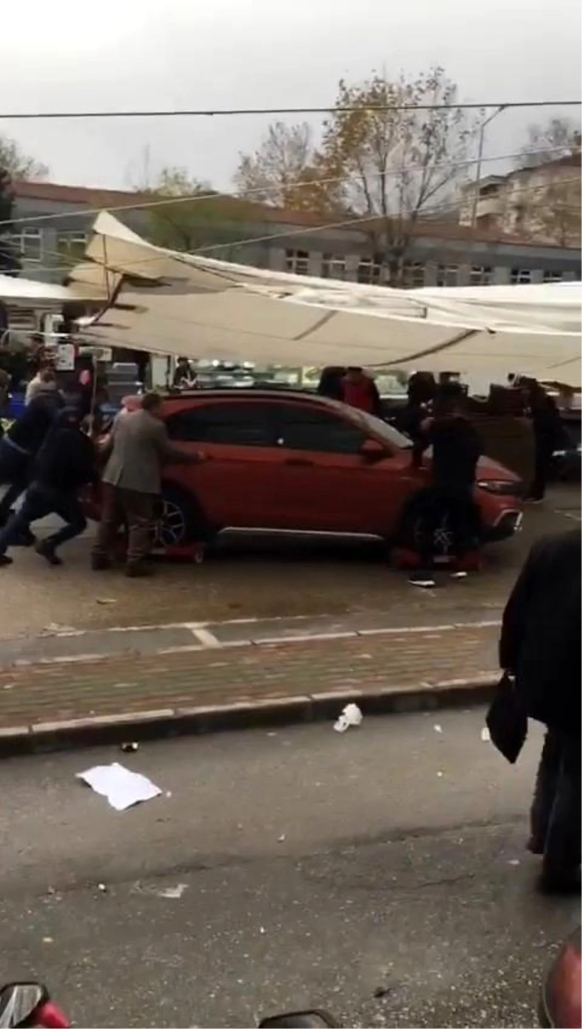 Bursa'da Pazarcılar Otomobili Paletle Çözdü