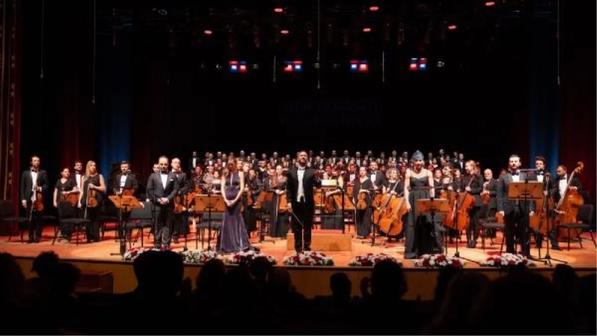 CRR Senfoni Orkestrası 'Ata'ya Şükran Konseri'nde sahne aldı