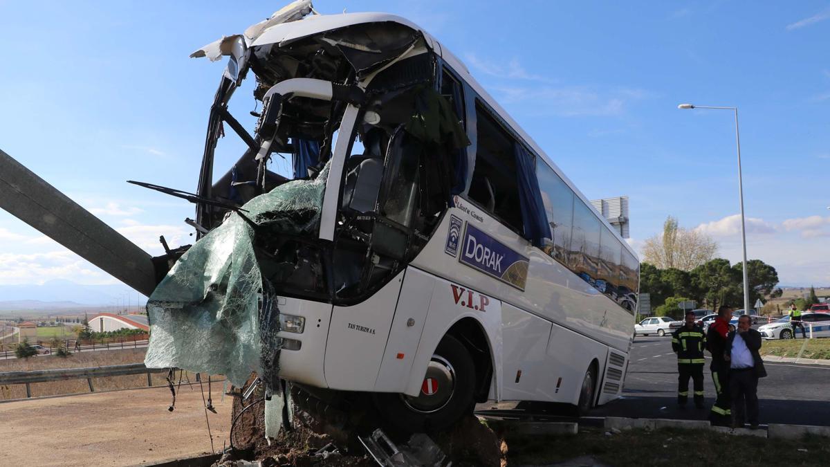 Denizli'de yolcu otobüsü ile otomobil çarpıştı! 2'si ağır, 29 yaralı