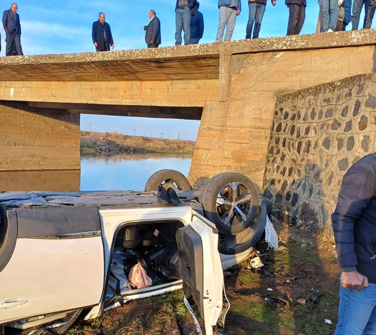 Diyarbakır'da otomobil dere yatağına devrildi, sürücü yaralandı