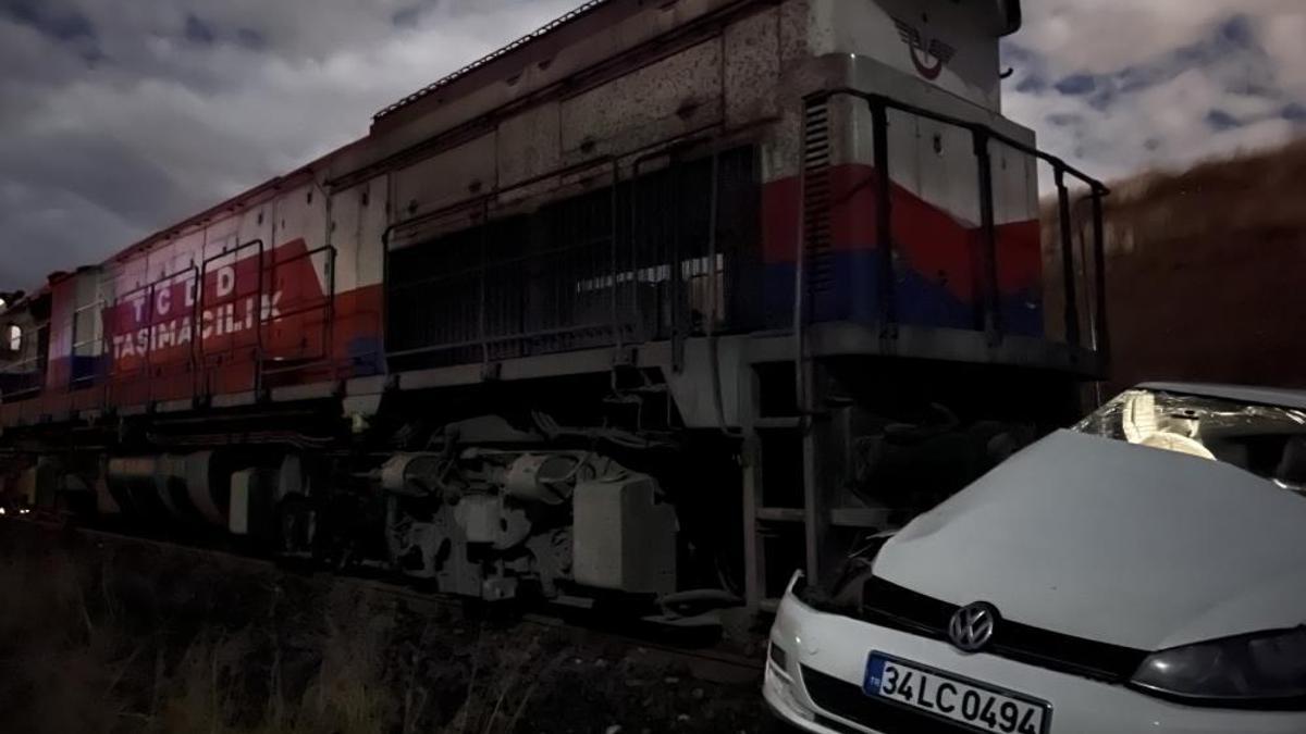 Diyarbakır'da yük treni, otomobile çarptı: 5 yaralı