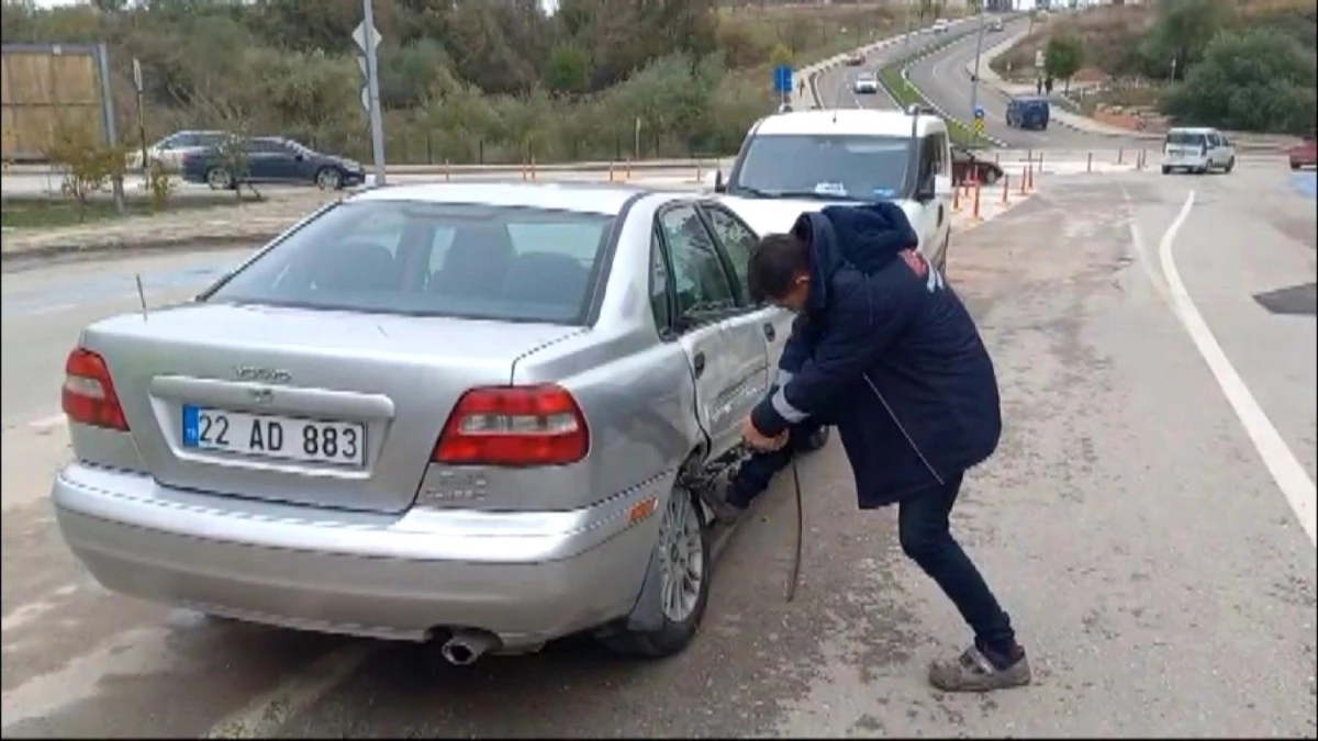 Edirne'de Hafif Ticari Araç Çarptığı Otomobilde Plaka Takılı Kaldı