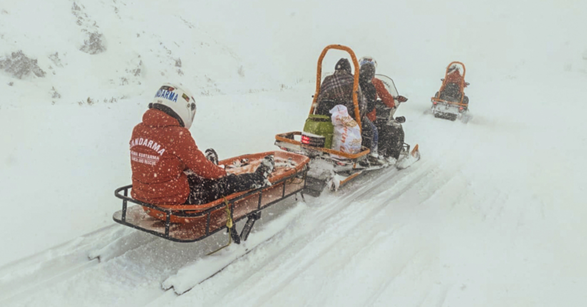 Erzurum'da JAK timleri hasta çocuğu kar motoruyla hastaneye ulaştırdı