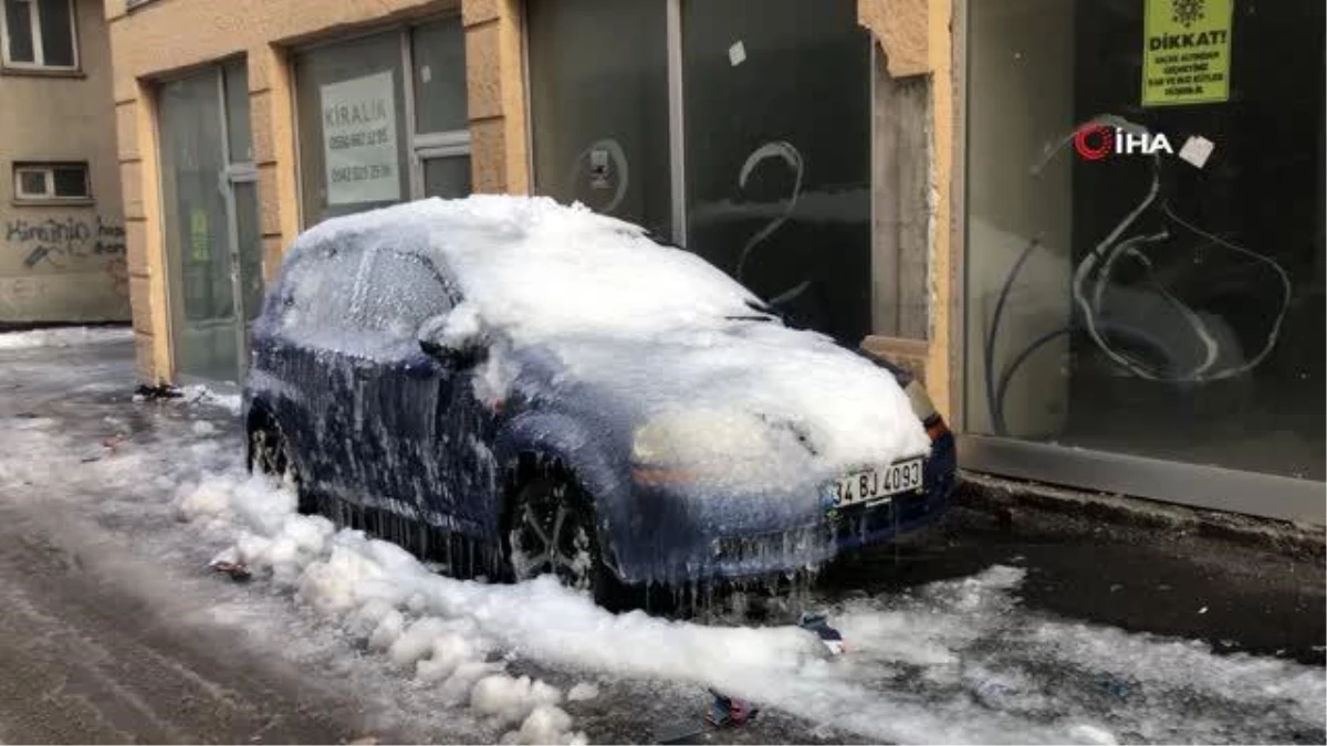 Erzurum'da buz tutan otomobil görenleri şaşkına çevirdi