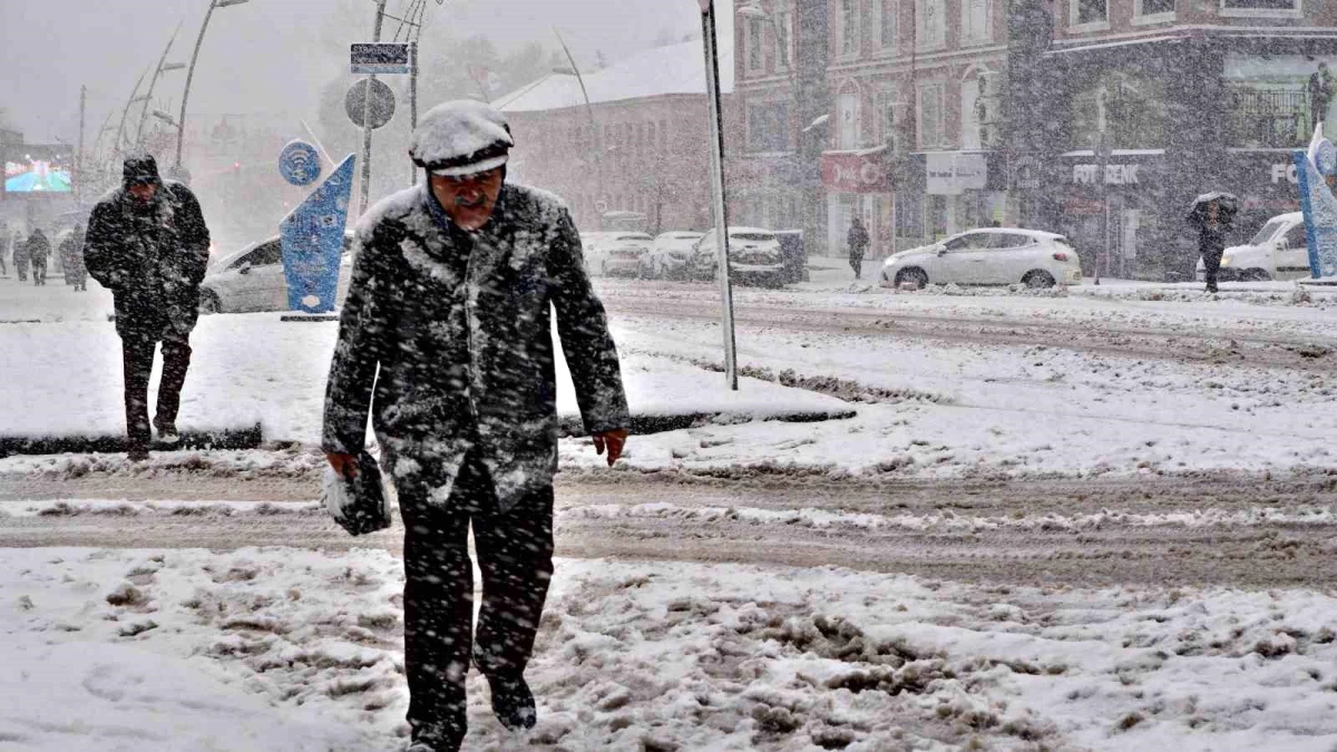 Erzurum'da Kar Yağışı Nedeniyle Okullar Tatil Edildi