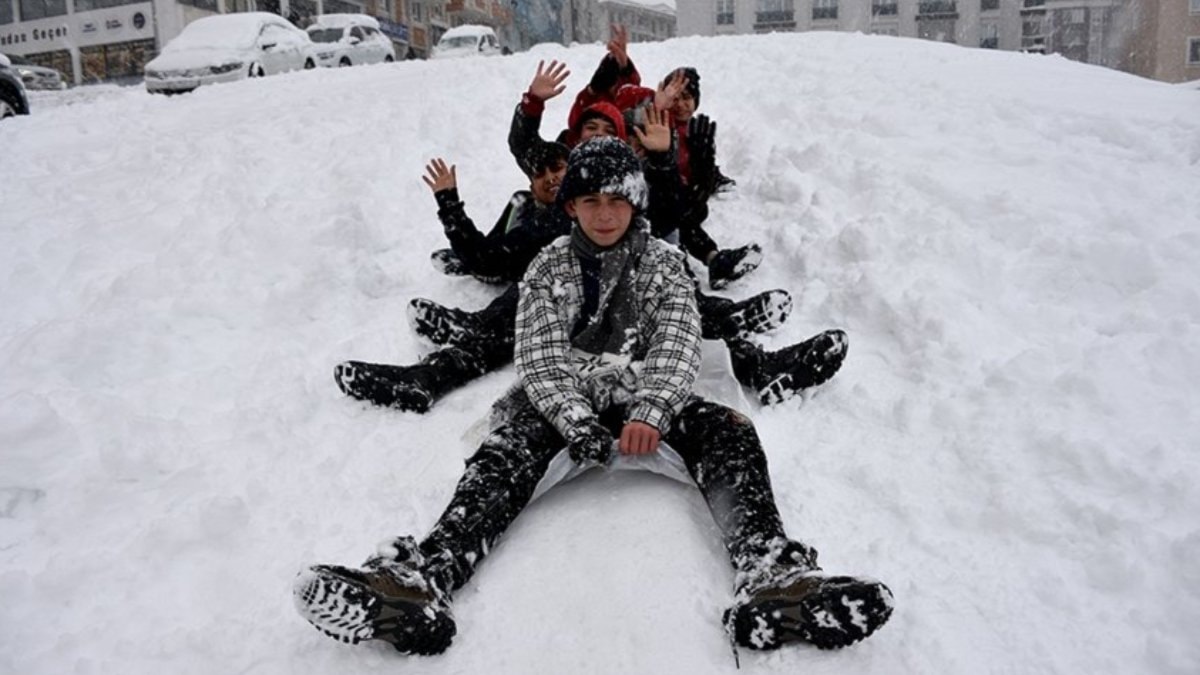 Erzurum’da 3 ilçede okullar tatil edildi